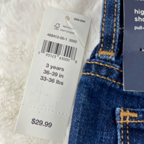 (NWT) Cute distressed babyGap Jean shorts - Picture 2 of 4